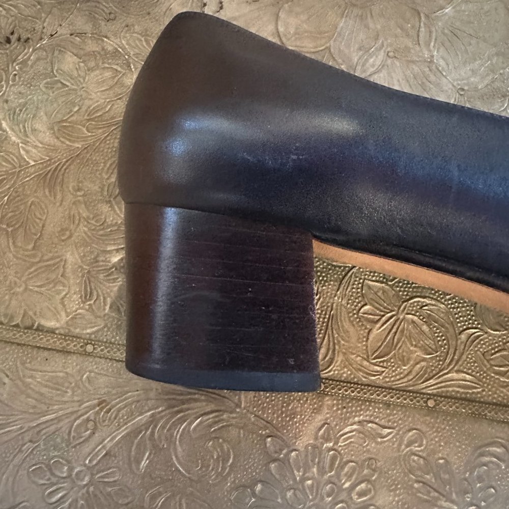 SALVATORE FERRAGAMO Davidia Navy and White Block Heel Shoes - 8 ½ - Picture 8 of 15